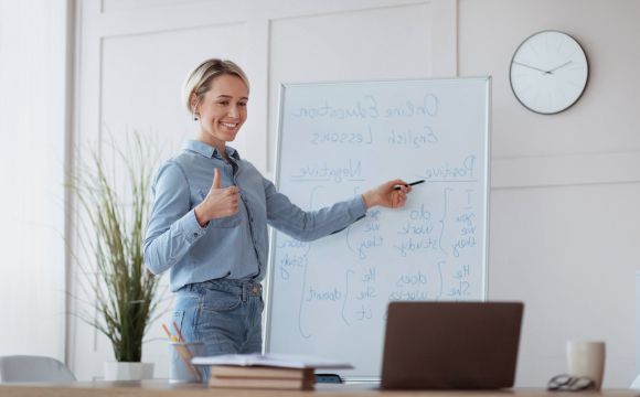 ZENITH lingo female teacher teaches remotely
