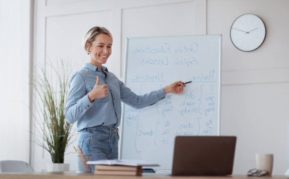 ZENITH lingo female teacher teaches remotely